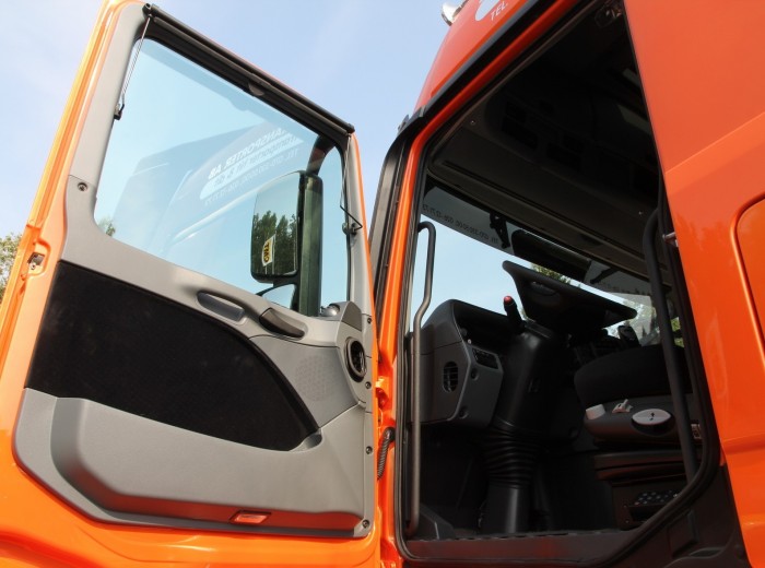 奔驰 Actros重卡 480马力 6X4 牵引车(型号2648L)驾驶室图（2/12）