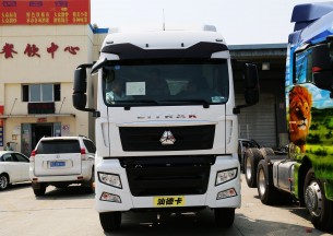 中国重汽 SITRAK C7H重卡 440马力 6X2 牵引车外观图