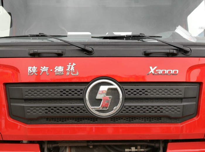 陕汽 德龙X3000重卡 375马力 6X4 牵引车(SX42564T324)外观图（25/85）