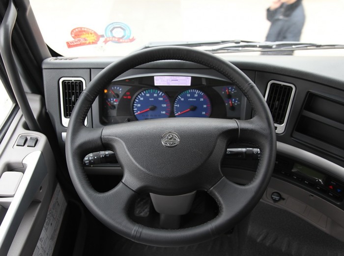 东风柳汽 霸龙康明斯M7C重卡 385马力 6X4 牵引车(LZ4251QDCA)驾驶室图（12/43）