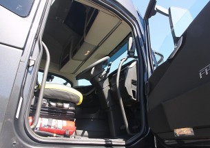 沃尔沃 新FH16重卡 600马力 6X4 牵引车(澳大利亚版三节全挂车)驾驶室图