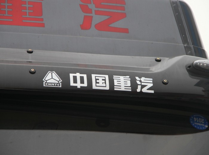 中国重汽 HOKA H7重卡 380马力 6X4 LNG牵引车外观图（13/37）