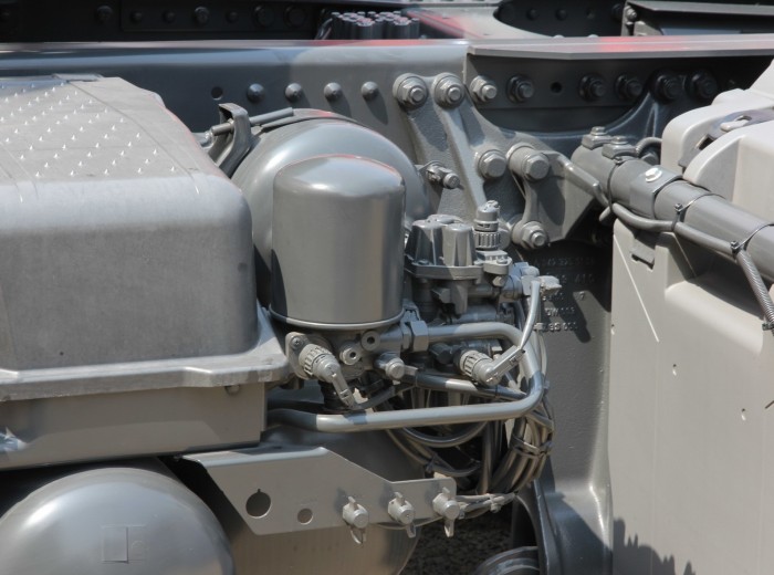 奔驰 Actros重卡 408马力 6X2 牵引车(型号2644)底盘图（24/36）
