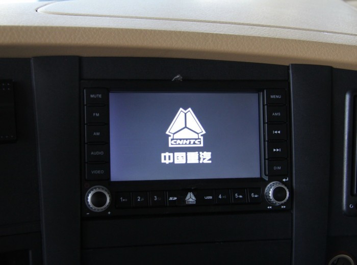 中国重汽 HOWO-T7H重卡 豪华版 430马力 6X4 牵引车（ZZ4257V324HC1B)驾驶室图（29/52）