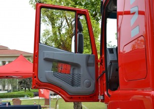 红岩 杰狮M100重卡 290马力 4X2 牵引车(畅途版)(CQ4185HMG361C)驾驶室图