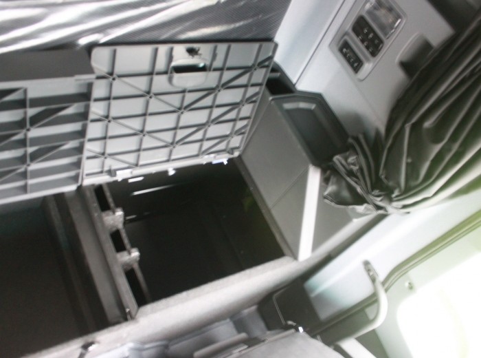 奔驰 Actros重卡 320马力 4X2 牵引车(型号1832)驾驶室图（27/63）