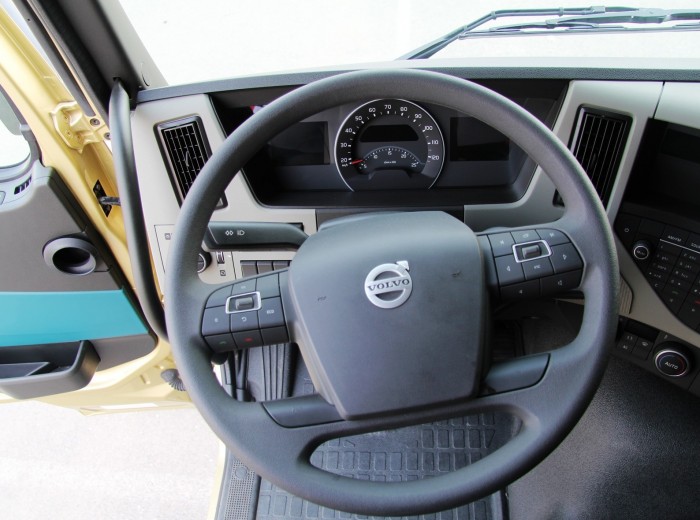 沃尔沃 新FM重卡 460马力 6X2 牵引车(金色)驾驶室图（16/99）