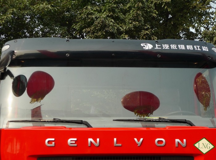 红岩 杰狮重卡 280马力 4X2 LNG牵引车(CQ4186HMG381TC)外观图（4/27）