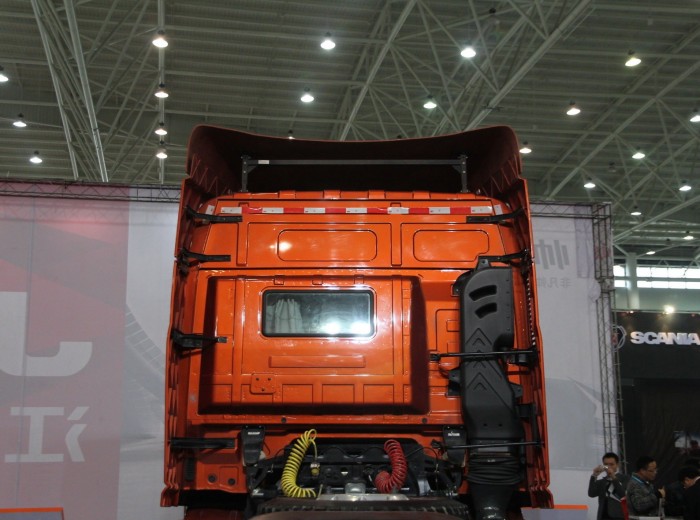 联合卡车U420 420马力 6X4 牵引车(SQR4250D6ZT4)底盘图（1/14）
