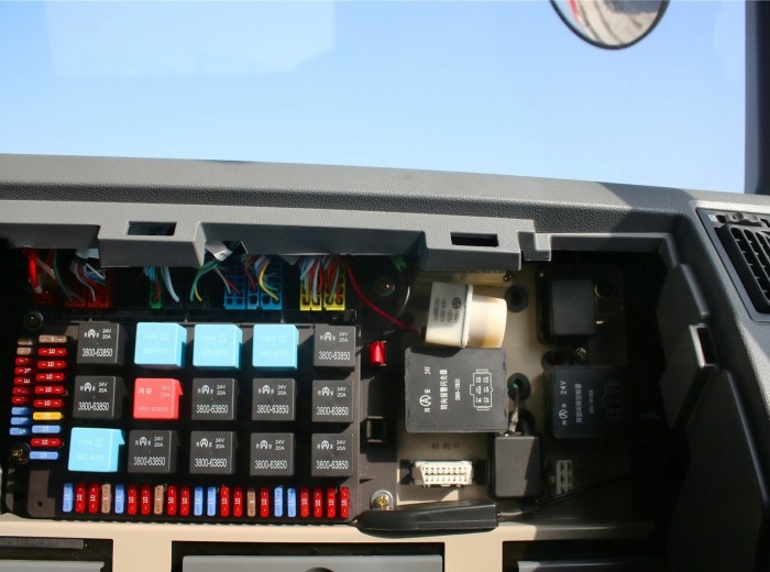 红岩杰狮M100 290马力  4X2 牵引车    （CQ4185HMG361）驾驶室图（24/42）
