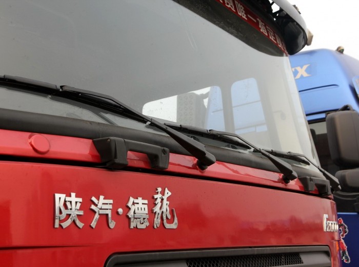 陕汽 德龙F2000重卡 336马力 4X2 牵引车(高顶驾驶室)(SX4185NP351)外观图（15/18）