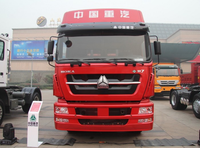中国重汽 HOKA H7重卡 340马力 6X2 牵引车(LNG)外观图（2/18）