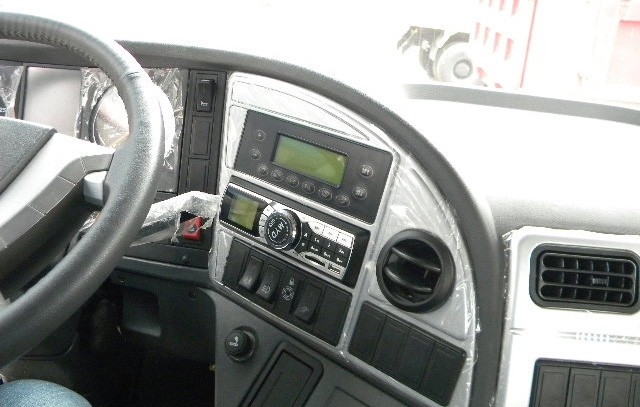 陕汽 德龙M3000重卡 340马力 6X2 牵引车(SX4257GR279)驾驶室图（3/3）