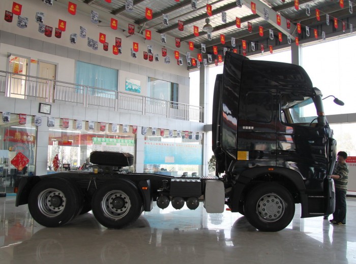 中国重汽 HOWO-T7H重卡 豪华版 430马力 6X4 牵引车（ZZ4257V324HC1B)外观图（8/25）