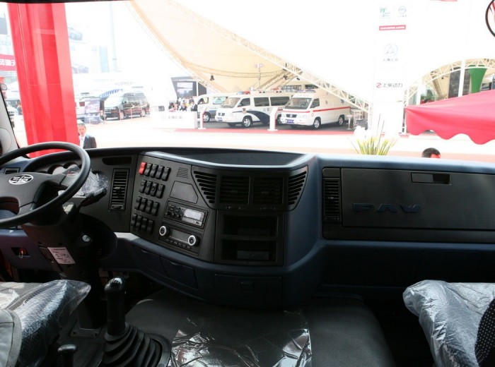 解放 J6P重卡 420马力 4X2 牵引车(高端)驾驶室图（32/118）
