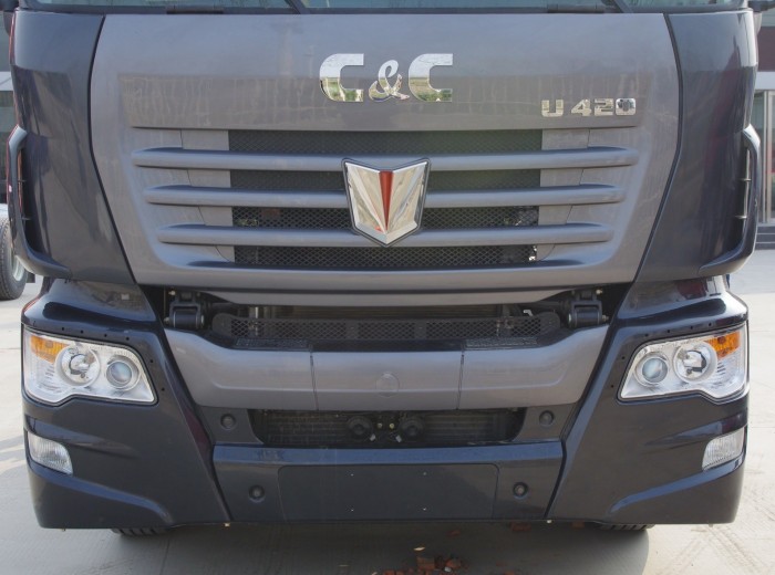 联合卡车U420 420马力 6X4 牵引车(SQR4250D6ZT4)(黑色)外观图（17/32）