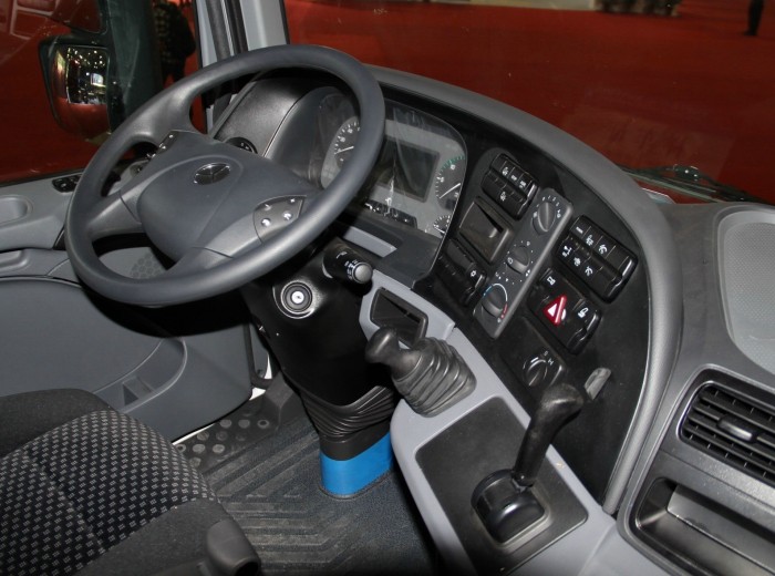 奔驰 Actros重卡 408马力 4X2 低底盘牵引车(型号1841)驾驶室图（10/21）