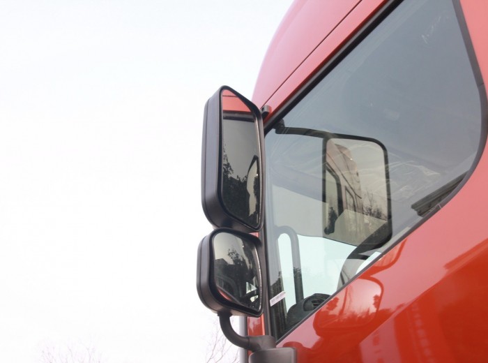 联合卡车U380 380马力 6X2 牵引车(标载型)(SQR4251D6ZT2-1)外观图（32/37）