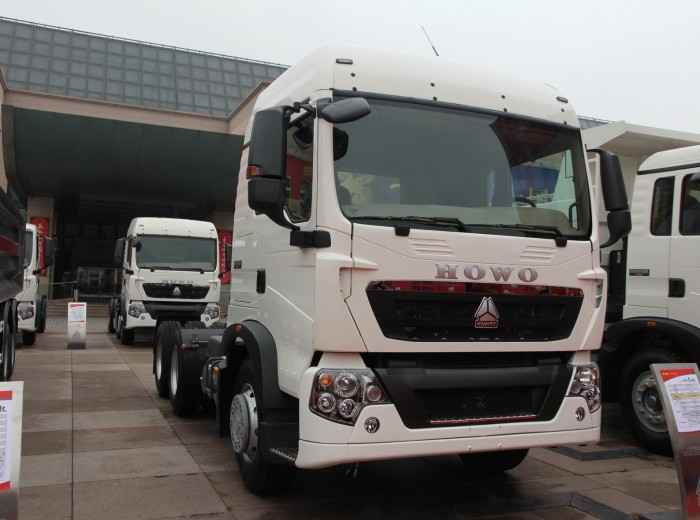 中国重汽 HOWO T5G重卡 336马力 6X4 牵引车（ZZ4257N324GC1）外观图（1/11）