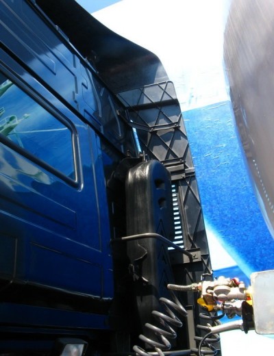 联合卡车U400 400马力 4X2 牵引车(轻量化)(SQR4180D6Z)外观图（29/34）