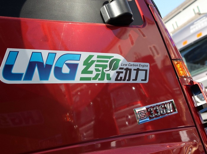 福田 欧曼ETX 5系重卡 336马力 6X2 LNG牵引车(BJ4252SNFCB-XA)外观图（10/12）