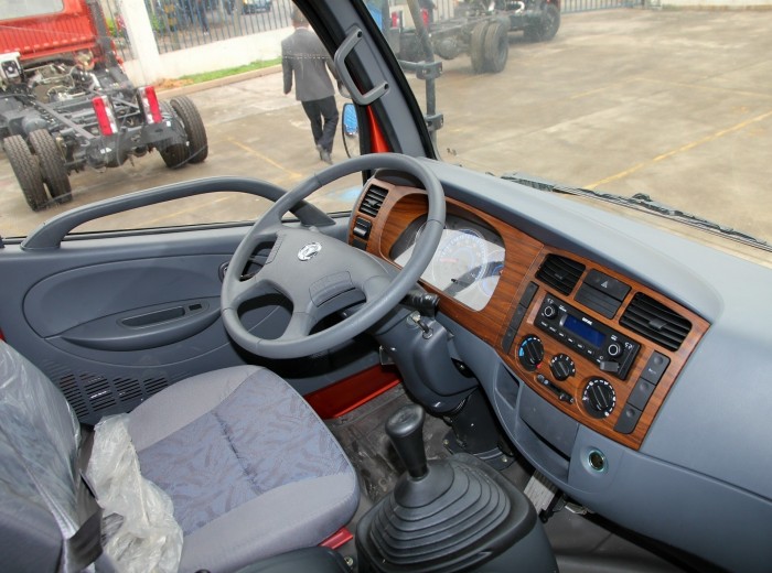 东风多利卡L 140马力 3300轴距单排轻卡底盘驾驶室图（42/57）