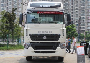 中国重汽 HOWO-T7H重卡 440马力 6X4 牵引车（ZZ4257N324HD1B）外观图
