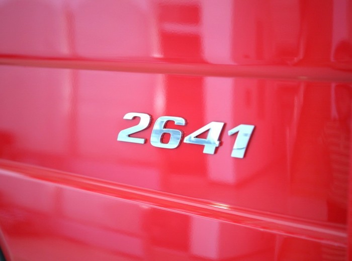 奔驰 Actros重卡 408马力 6X2 牵引车(型号2641)外观图（30/47）