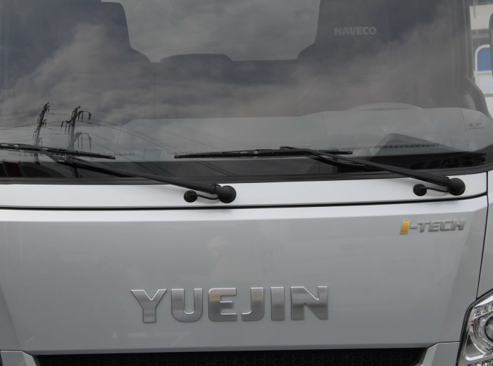 南京依维柯 超越C300-33 140马力 3.78米单排厢式轻卡(广告宣传车)外观图（13/29）