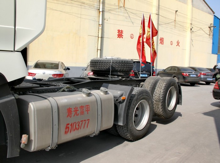 中国重汽 HOWO-T7H重卡 440马力 6X2 牵引车(九气囊)(ZZ4257V323HD1)底盘图（8/32）
