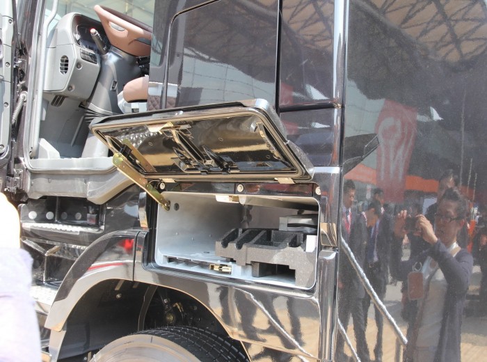 奔驰 Actros重卡 408马力 6X2 牵引车(黑曜石)(后提升桥)(型号2644)外观图（25/27）