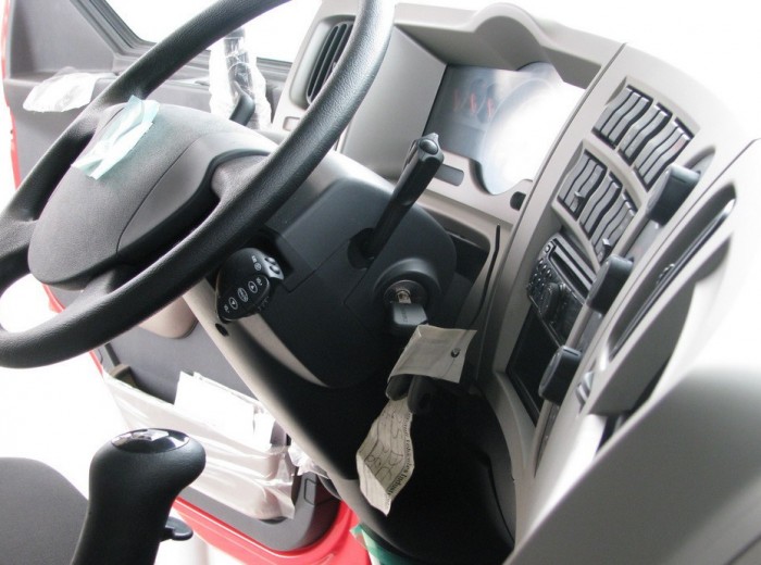 雷诺 Premium系列重卡 380马力 6X4 牵引车驾驶室图（3/8）