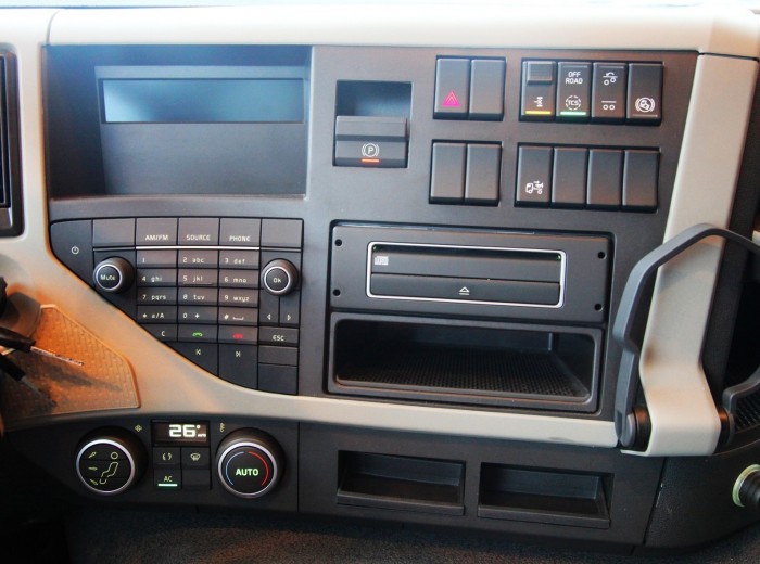 沃尔沃 新FM重卡 460马力 6X2 牵引车(金色)驾驶室图（34/99）