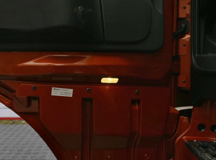 2015款联合卡车U420 420马力 6X4 牵引车(SQR4251D6ZT4-6)驾驶室图（3/62）