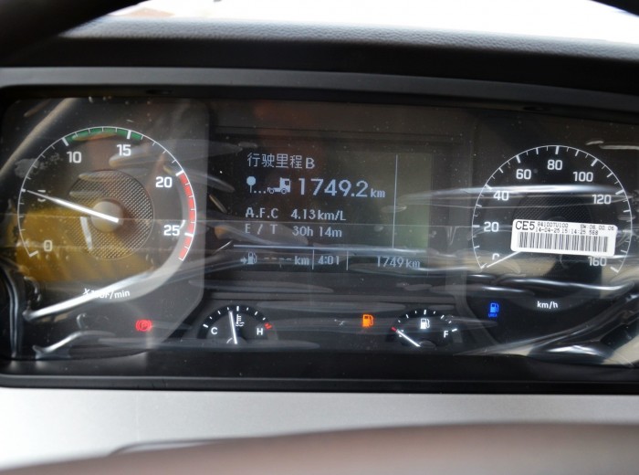 四川现代 Xcient创虎P360 360马力 4X2 牵引车（CHM4180KPQ39M）驾驶室图（14/50）