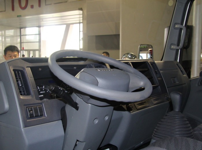 南京依维柯 超越C300 140马力 3308轴距单排轻卡底盘驾驶室图（6/23）