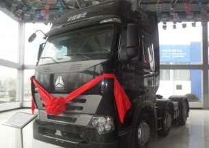 中国重汽 HOWO A7系重卡 340马力 6X2 牵引车(驾驶室A7-P)(ZZ4257N25C7N1B)外观图