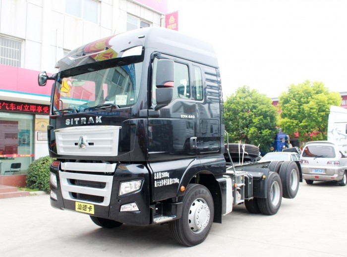 中国重汽 SITRAK C7H重卡 440马力 6X2 牵引车外观图（2/29）