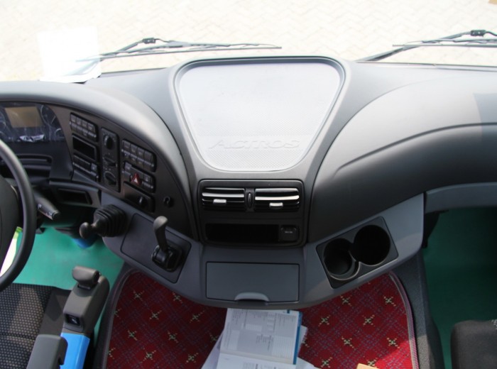 奔驰 Actros重卡 440马力 6X2 冷藏牵引车（型号2644）驾驶室图（18/29）