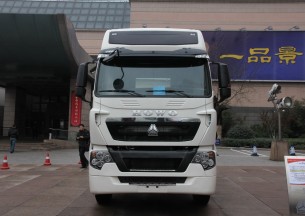 中国重汽 HOWO-T7H重卡 390马力 6X4 牵引车（ZZ4257V324MC1）外观图