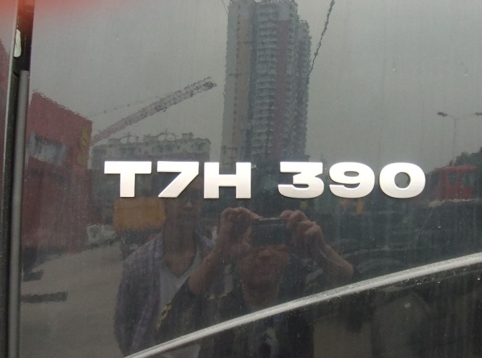 中国重汽 HOWO-T7H重卡 390马力 6X4 牵引车（ZZ4257V324HC1B）外观图（8/15）