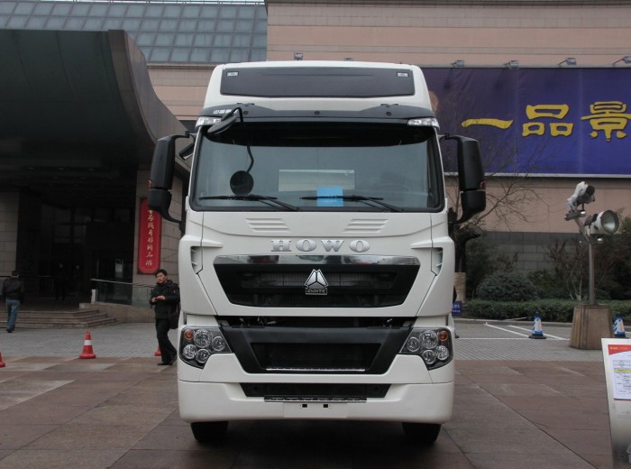 中国重汽 HOWO-T7H重卡 390马力 6X4 牵引车（ZZ4257V324MC1）外观图（1/12）