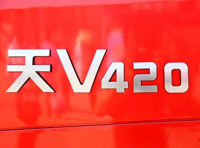青岛解放 天V重卡 420马力 6X4 牵引车(CA4259P2K2T1E4A80)外观图（118/137）