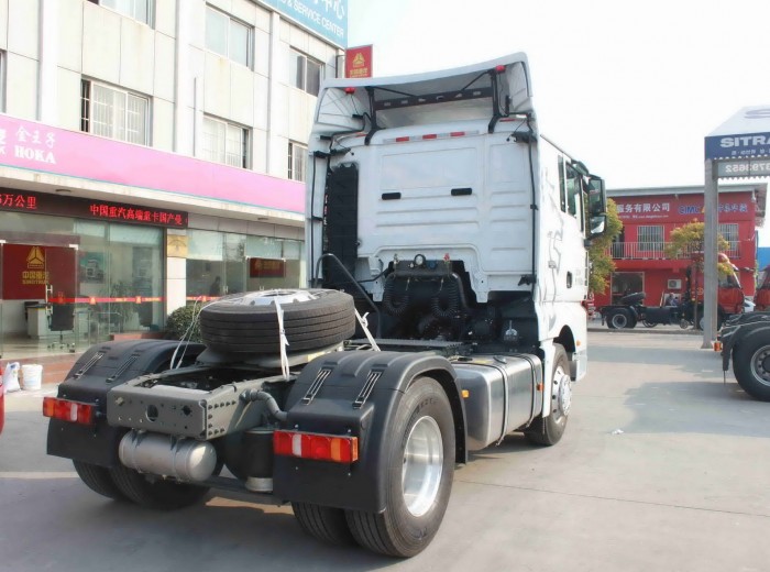 中国重汽 SITRAK C7H重卡 400马力 4X2 牵引车外观图（8/20）