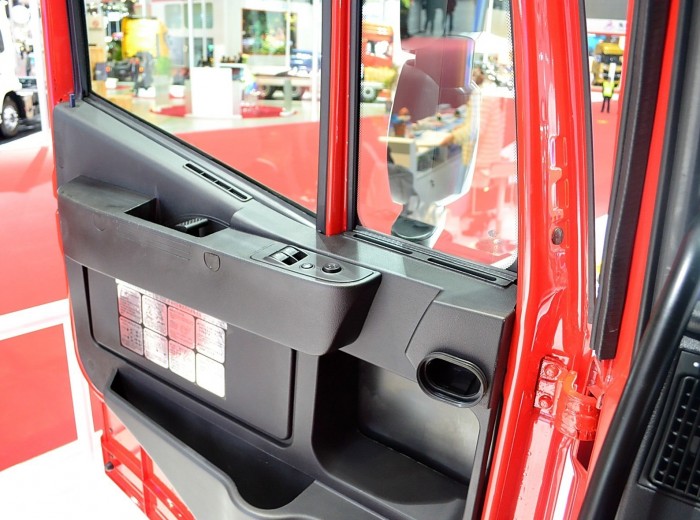 红岩 杰狮S100重卡 480马力 6X4 牵引车(CQ4255HXG334)驾驶室图（1/38）
