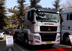 中国重汽 SITRAK C7H重卡 320马力 4X2 牵引车(ZZ4186N361MD1)外观图
