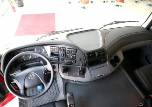 奔驰 Actros重卡 408马力 6X2 牵引车(型号2641)驾驶室图