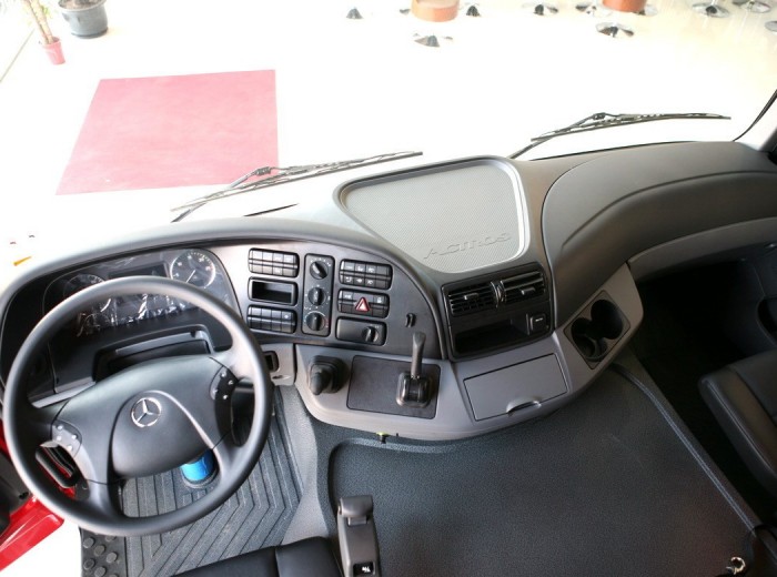 奔驰 Actros重卡 408马力 6X2 牵引车(型号2641)驾驶室图（1/57）