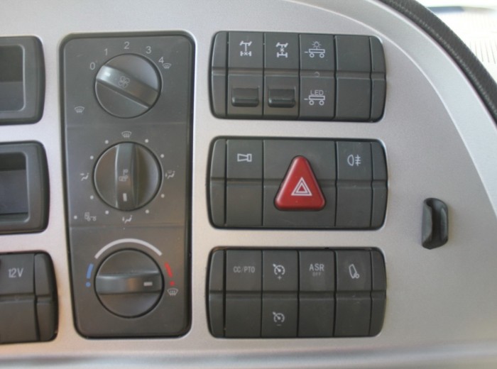 福田 欧曼GTL 6系重卡 420马力 6X4 牵引车(国四伊顿AMT)(GTL-2490高顶平地板驾驶室)(BJ4253SNFKB-XF)驾驶室图（16/73）