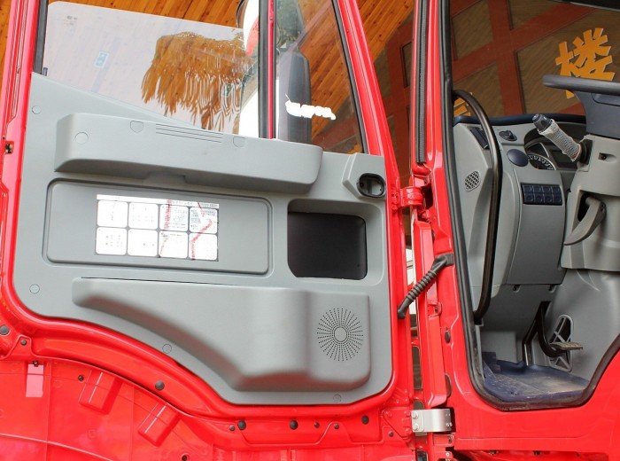 红岩 杰狮C100重卡 480马力 6X4 大件运输牵引车(CQ4255HXG334HH)驾驶室图（1/31）